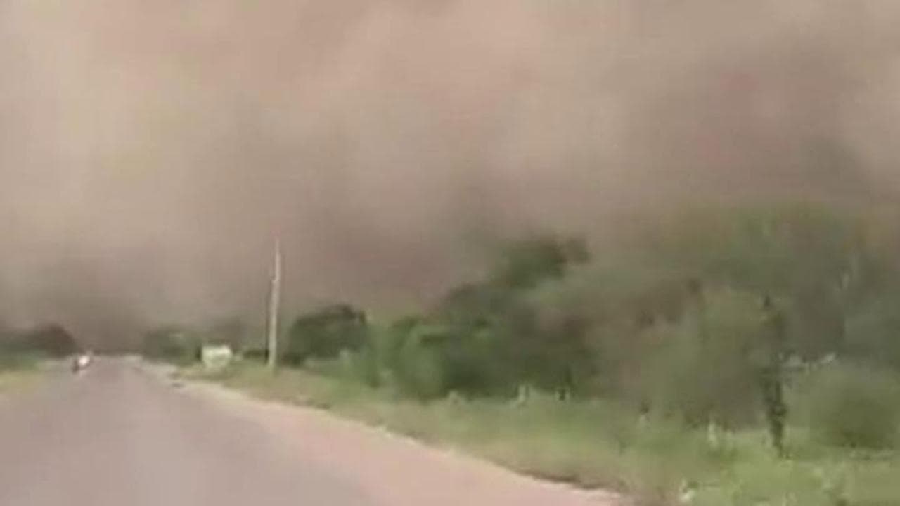 Argentina, l'auto finisce dentro una tempesta di sabbia: la gigantesca nube ripresa dalla dash cam
