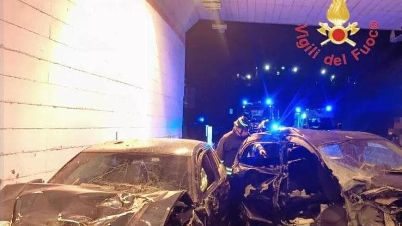 Catanzaro, scontro tra auto in galleria: morto un ragazzo di 15 anni, altri sei feriti