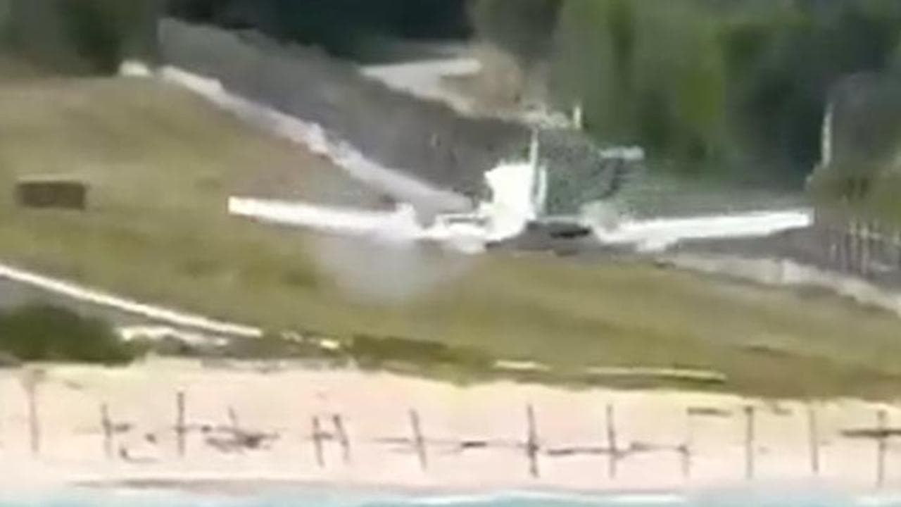 Caraibi, paura sull'isola di Saint Barth: l'aereo da turismo finisce fuori pista