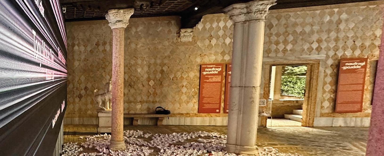 Una sala della mostra "Naufragi-Approdi", con l'installazione di César Mereghetti