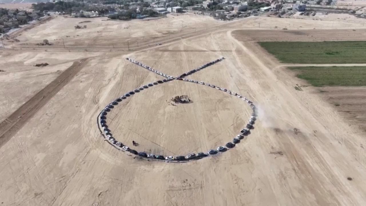 Israele, 100 auto nel deserto formano il nastro simbolo degli ostaggi