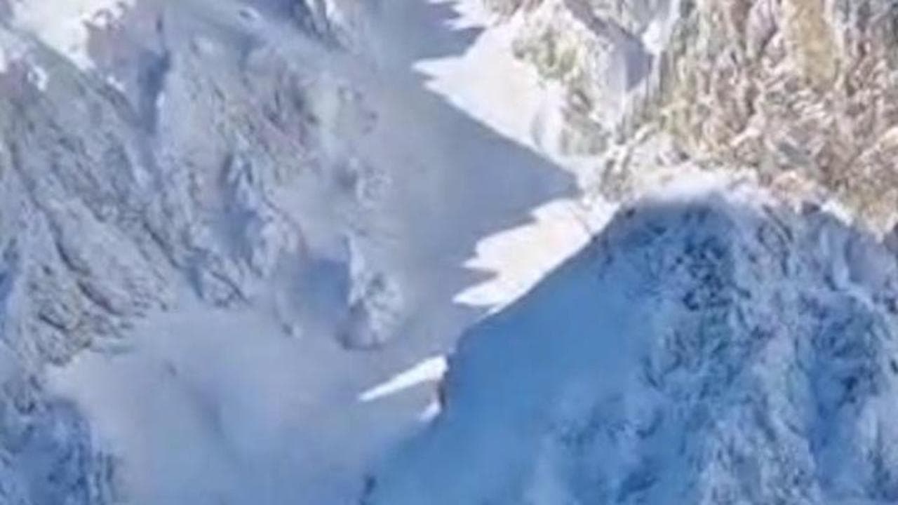 Gran Sasso, trovati i corpi dei dispersi: l'elicottero del Soccorso Alpino sul Vallone dell'Inferno