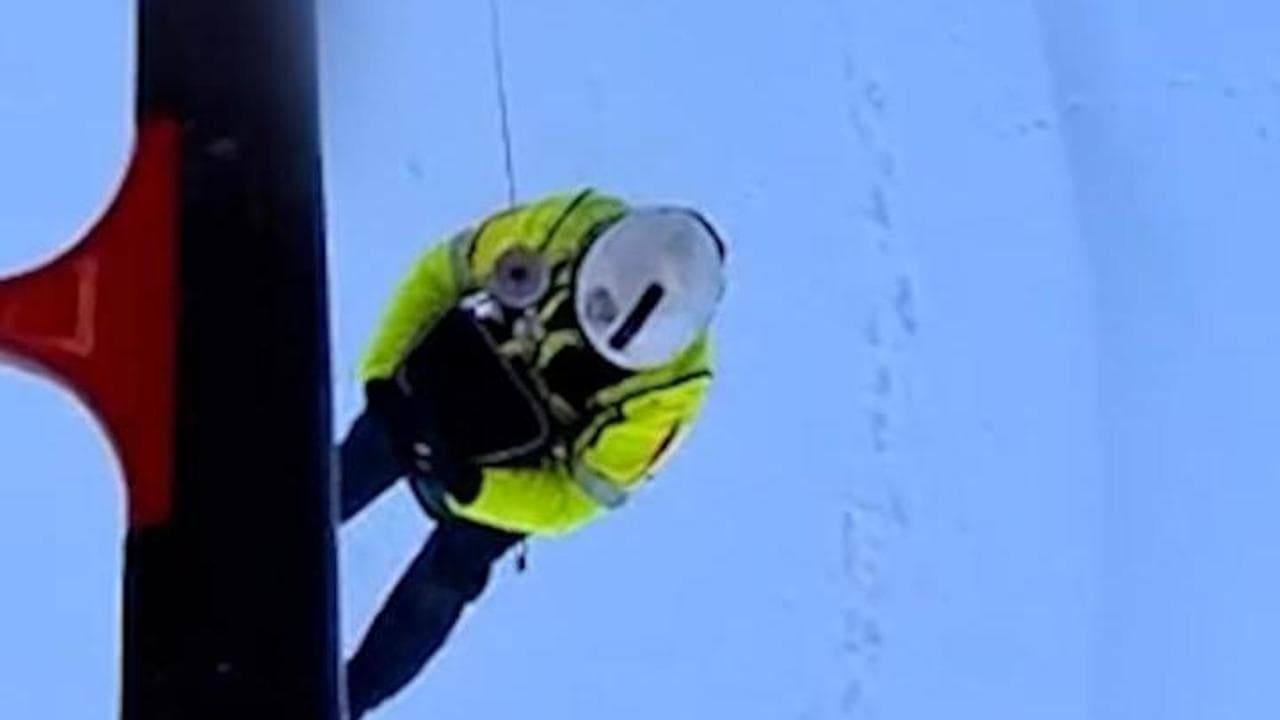 Alpinisti dispersi sul Gran Sasso, il momento in cui vengono recuperati i corpi