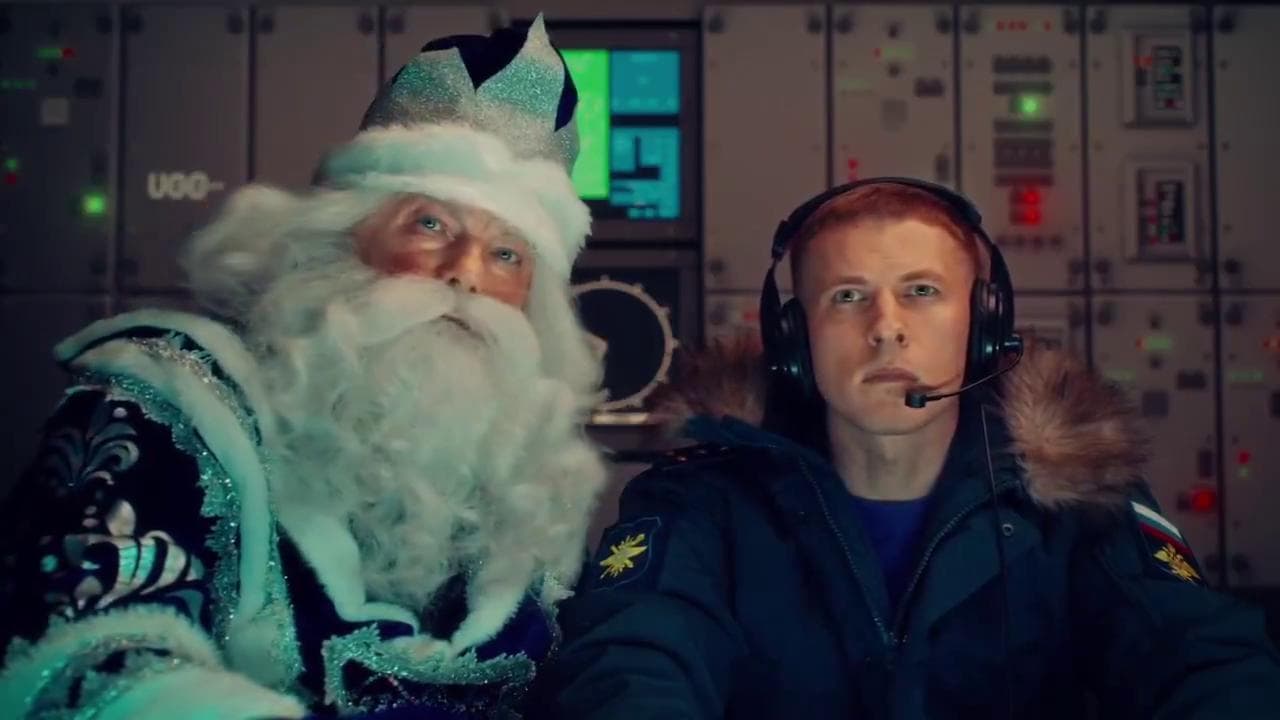 La propaganda del Cremlino: Babbo Natale russo abbatte quello occidentale in volo su Mosca