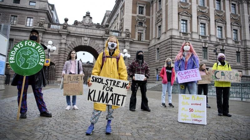 Greta Thunberg a una manifestazione di Fridays for Future davanti al Parlamento svedese (foto EPA/Jessica Gow)