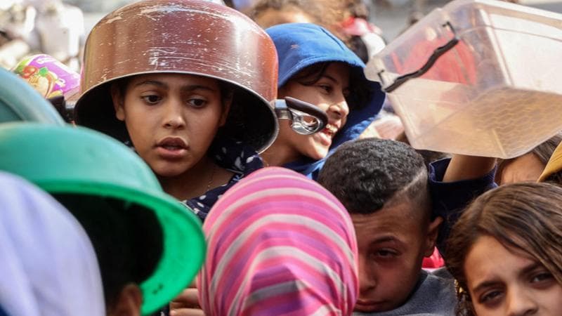 Gaza, 26 dicembre: bambini in coda per il cibo