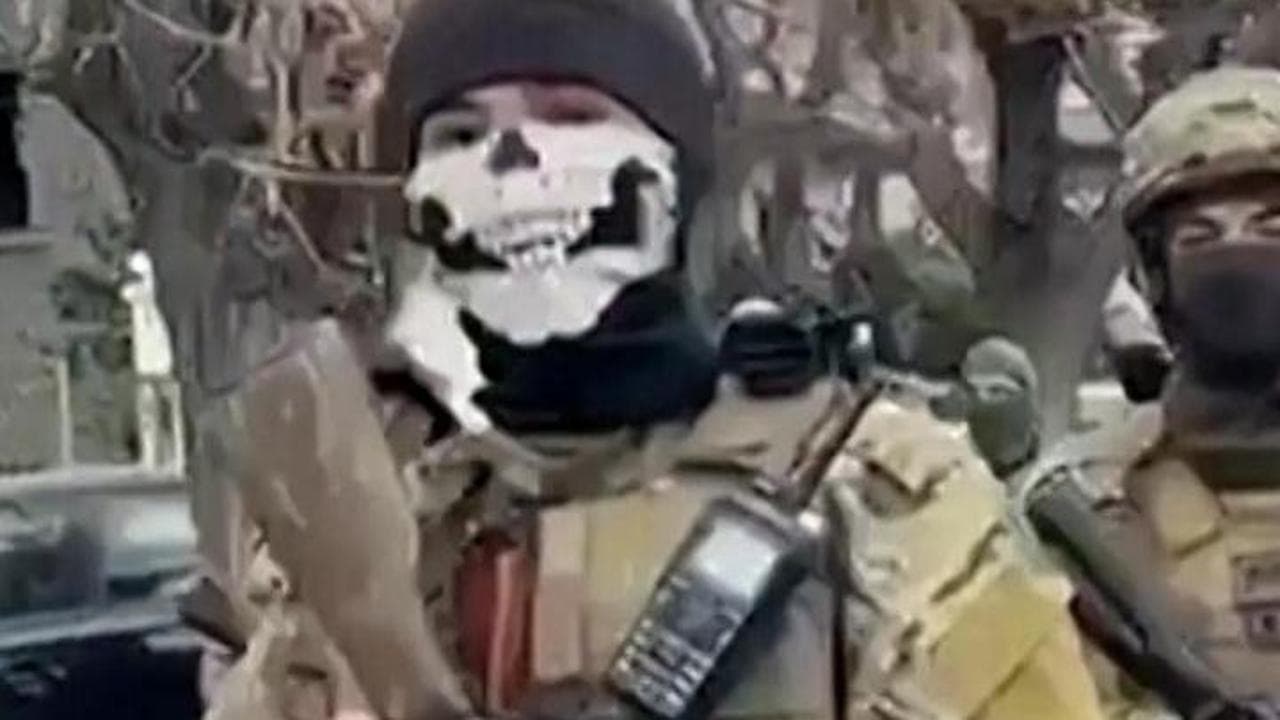 Siria, nelle vie di Damasco la parata militare dei ribelli dell'HTS