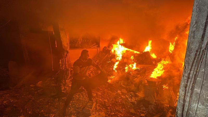 Un palestinese cerca di spegnere un incendio in una casa nei pressi dell'ospedale Kamal Adwan
