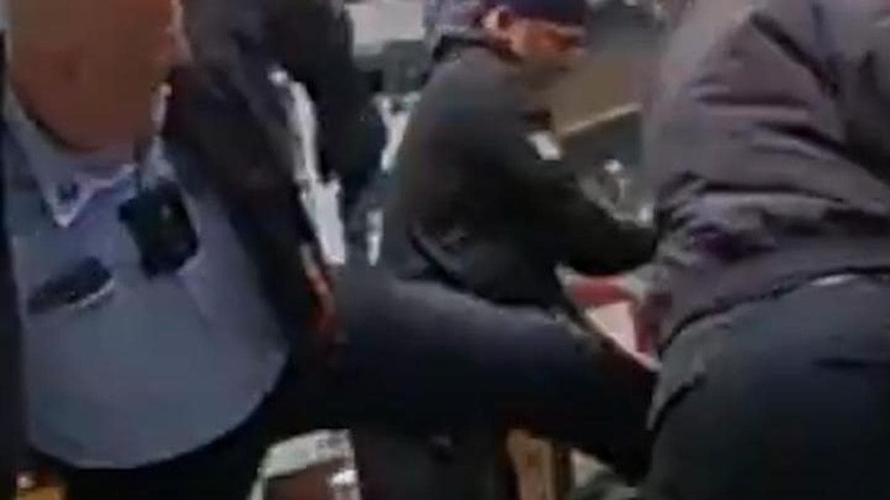 New York, in un video un detenuto picchiato a morte dalle guardie carcerarie