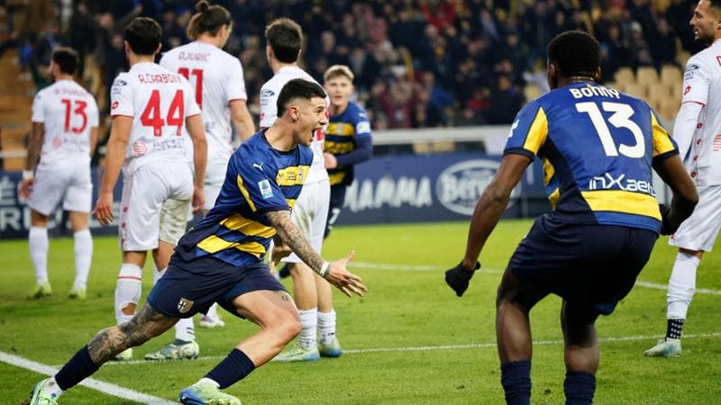 Valenti esulta dopo il gol