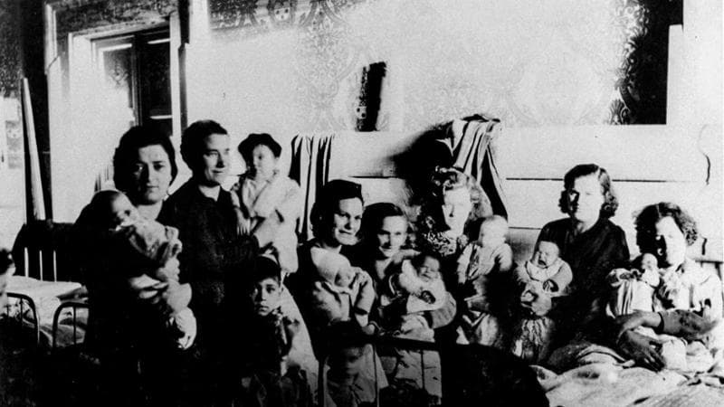 Le puerpere a Castel Gandolfo nel 1944. A destra, i gemelli Zevini in braccio alla mamma
