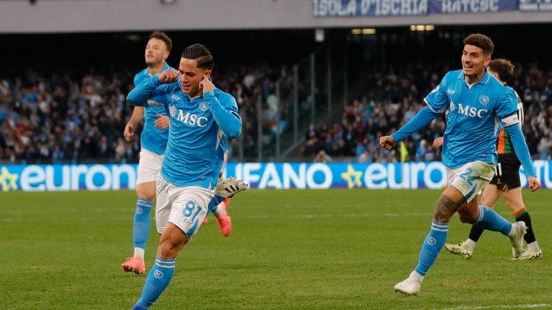 Raspadori esulta dopo il gol