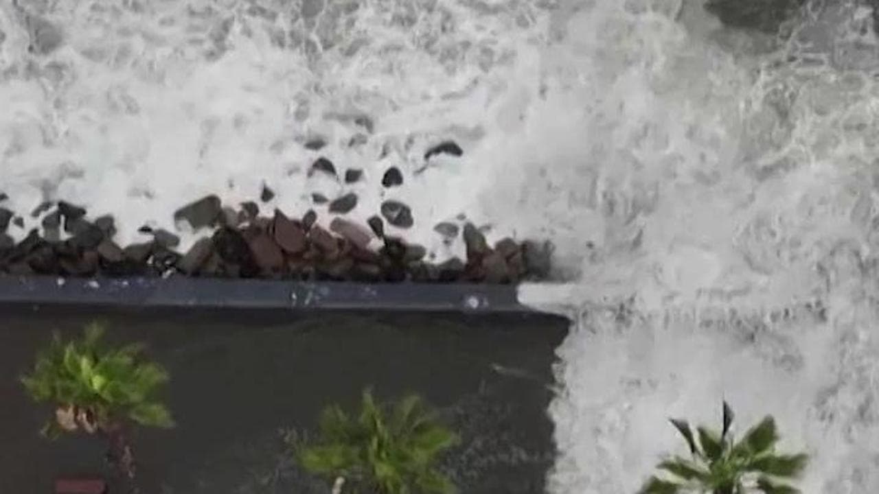 Tempesta in Perù, onde anomale di quattro metri devastano la costa