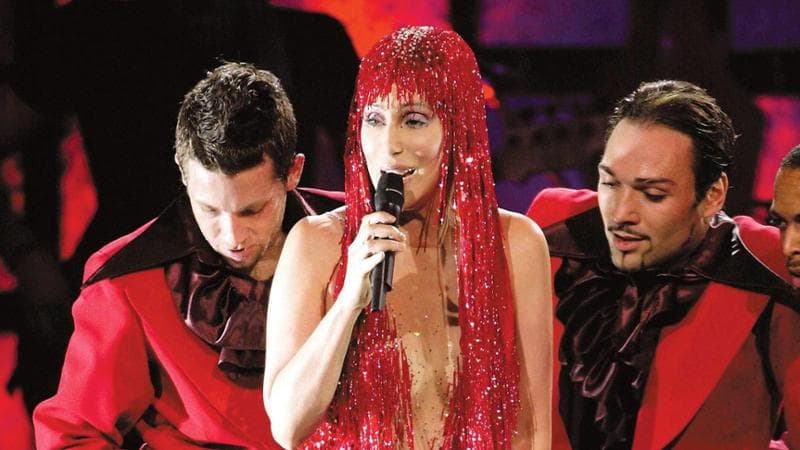 Cher: “Ero fragile, Sonny mi derubò. Ragazze, difendete il talento e non lasciatevi sottomettere”