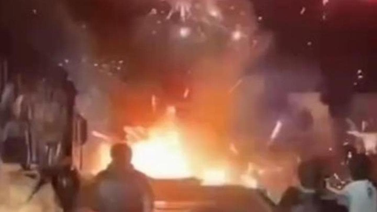 Cina, incidente al tir carico di fuochi d'artificio: le incredibili esplosioni sull'autostrada