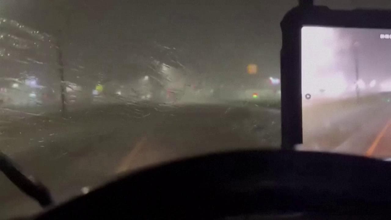 Più di 10 tornado colpiscono il sud degli Usa: le raffiche di vento riprese da un guidatore