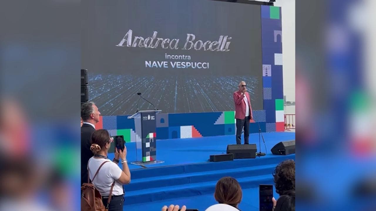 Abu Dhabi, Bocelli canta l'omaggio alla nave Vespucci "Con te partirò"