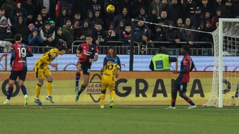 Il colpo di testa vincente di Bastoni in Cagliari-Inter