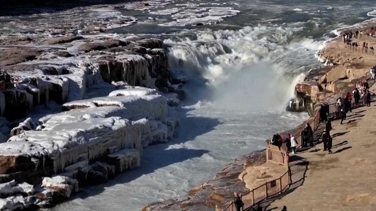 Cina, la cascata di ghiaccio: lo spettacolo lungo il Fiume Giallo