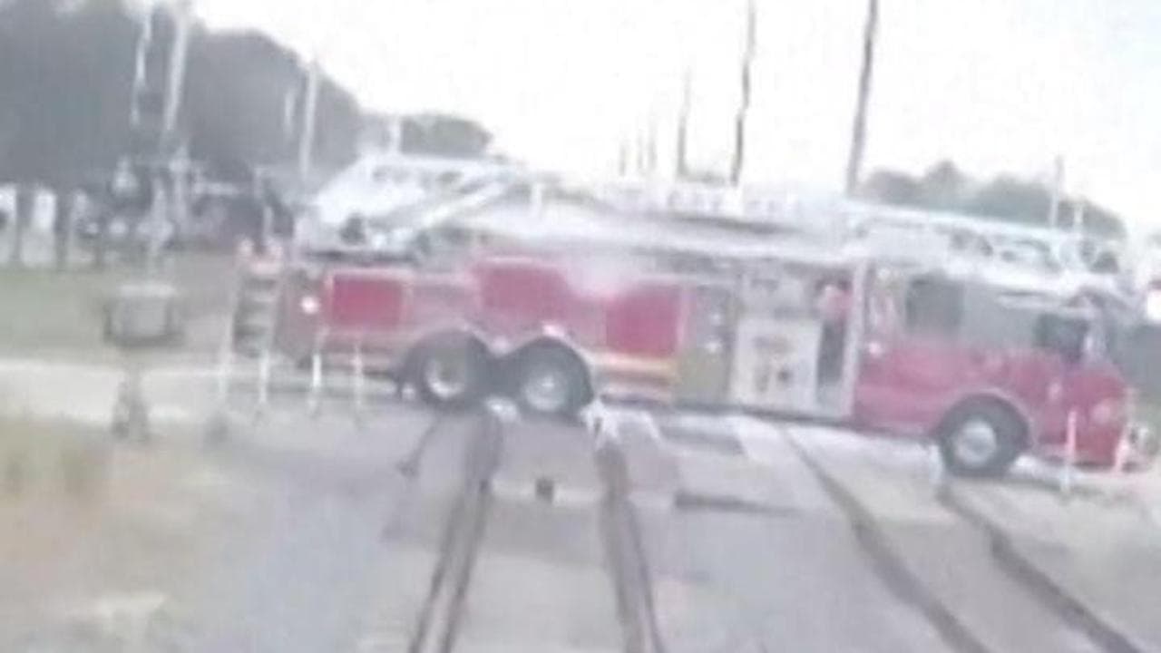 Florida, il treno in corsa trova il camion dei pompieri sui binari: le riprese della dashcam