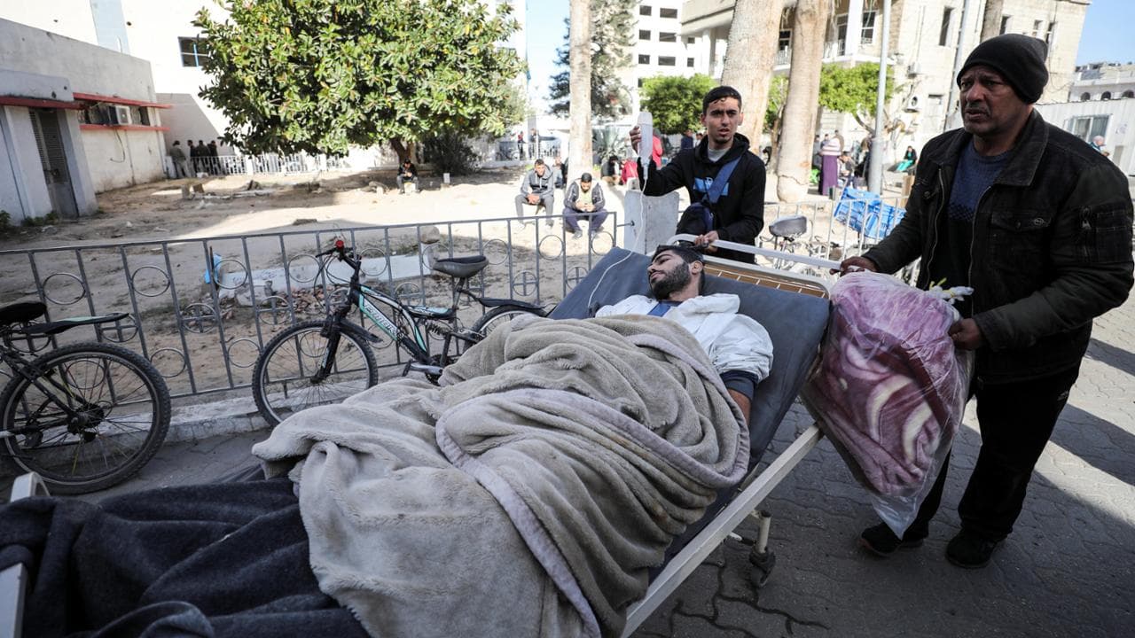 Un malato evacuato dall'ospedale Kamal Adwan, a nord di Gaza