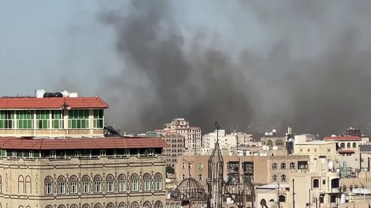 Attacchi Usa in Yemen, le colonne di fumo su Sana'a