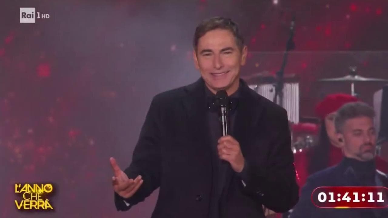 Insulto fuori onda a Capodanno, l'imbarazzo e le scuse di Marco Liorni