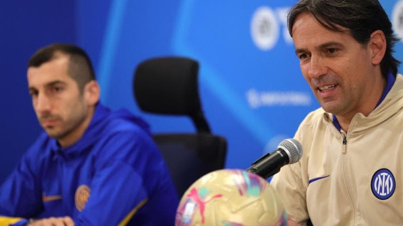 Simone Inzaghi in conferenza stampa con Henrikh Mkhitaryan
