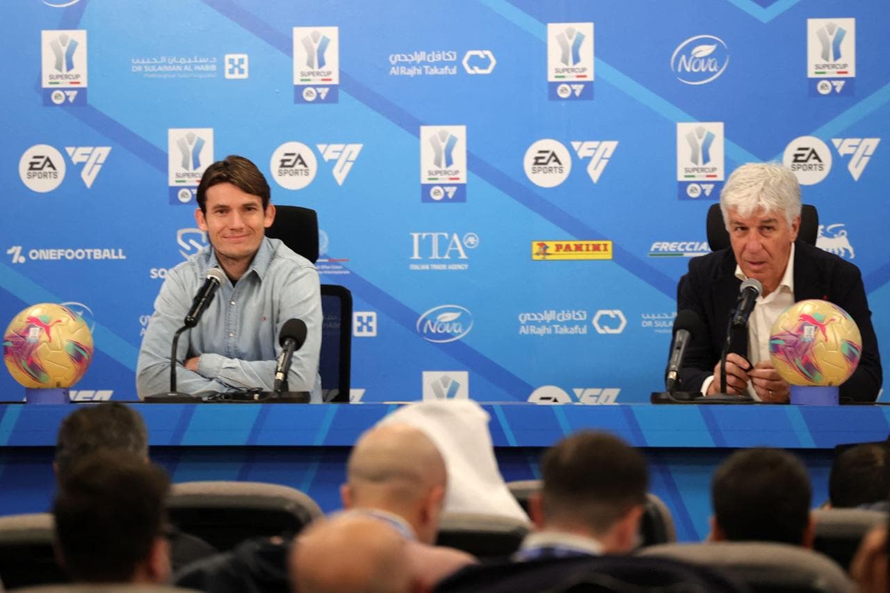 Gian Piero Gasperini in conferenza stampa con Marten De Roon