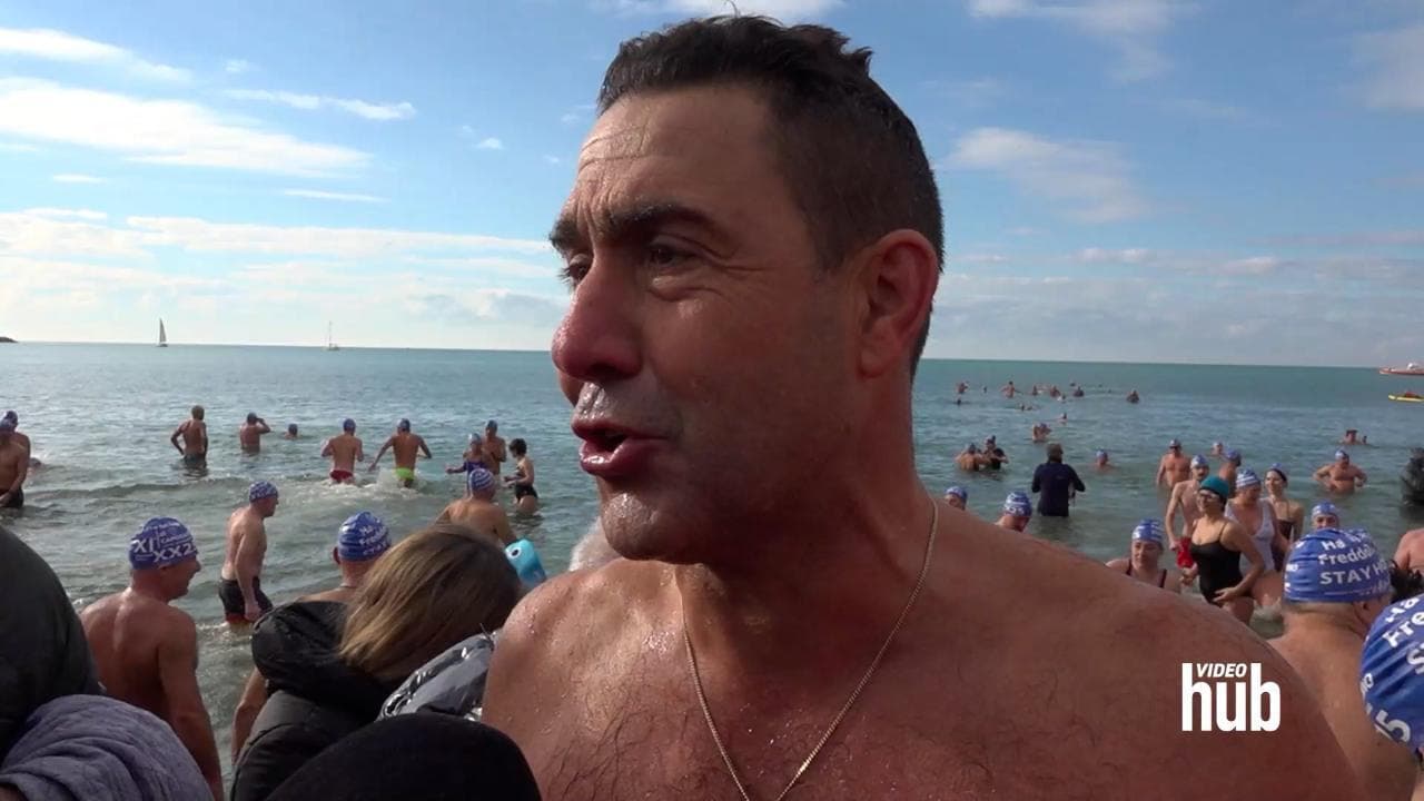 Vannacci a Viareggio per il tuffo di Capodanno: "L'accappatoio damascato? L'ho lasciato a Roma"