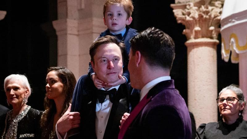 Elon Musk con il figlio al veglione del 31 dicembre