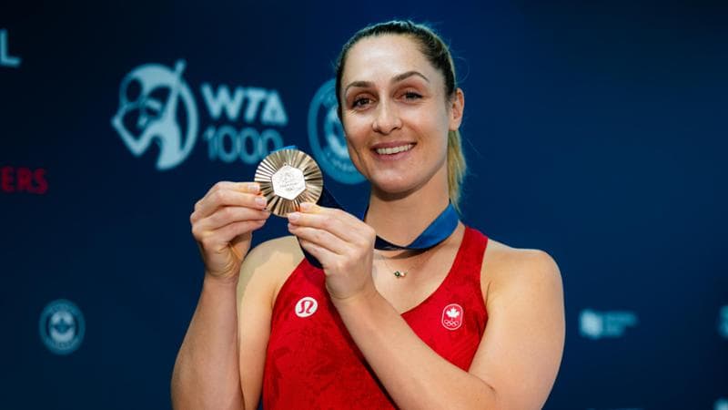 Gabriela Dabrowski con la medaglia conquistata alle Olimpiadi