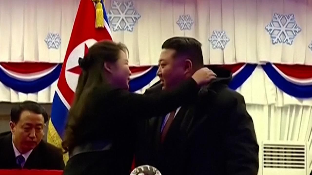 Il Capodanno di Kim Jong-un, con la figlia in uno stadio di Pyongyang per una festa
