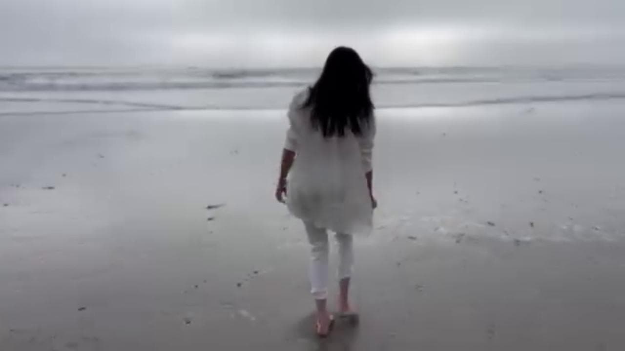 Meghan Markle a piedi nudi al mare: la duchessa del Sussex torna sui social con un profilo personale