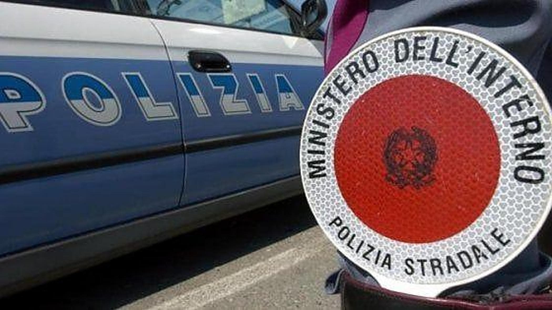 Vasto, kaçan hırsızlar bir trafik polisi devriyesine çarpıyor. Yaralı memurlar
