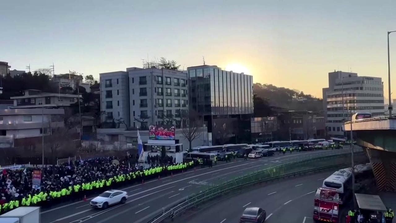 Corea del Sud, la polizia nella residenza presidenziale per arrestare Yoon. Fermata dalla scorta