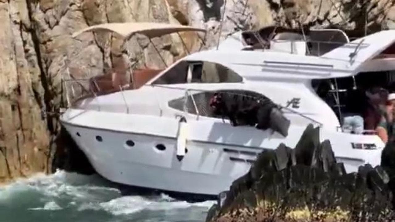 Yacht contro gli scogli ad Acapulco, 15 turisti salvati prima che la barca affondasse