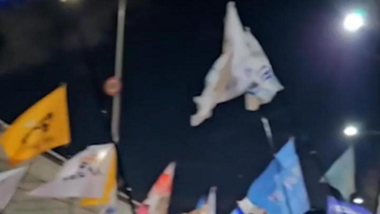 Corea del Sud: i cittadini marciano verso la residenza del presidente chiedendo l'arresto di Yoon Suk-yeol