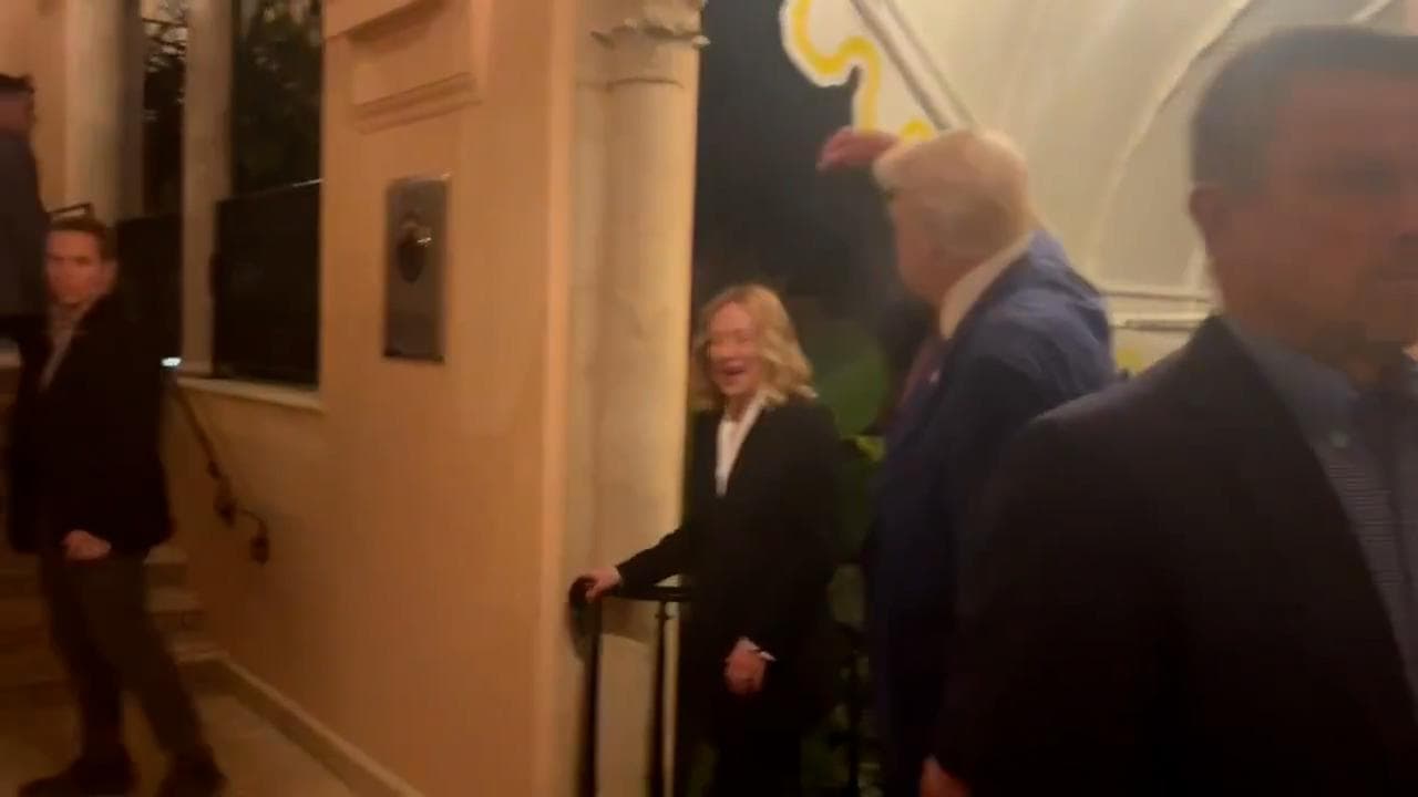 Meloni da Trump in Florida, il presidente eletto indica la leader italiana ai suoi supporter