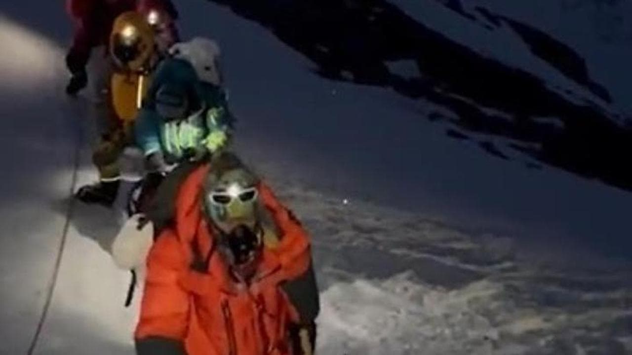 La scalata e lo spettacolo mozzafiato dell'alba sull'Everest: il video dello sherpa a quota 8800