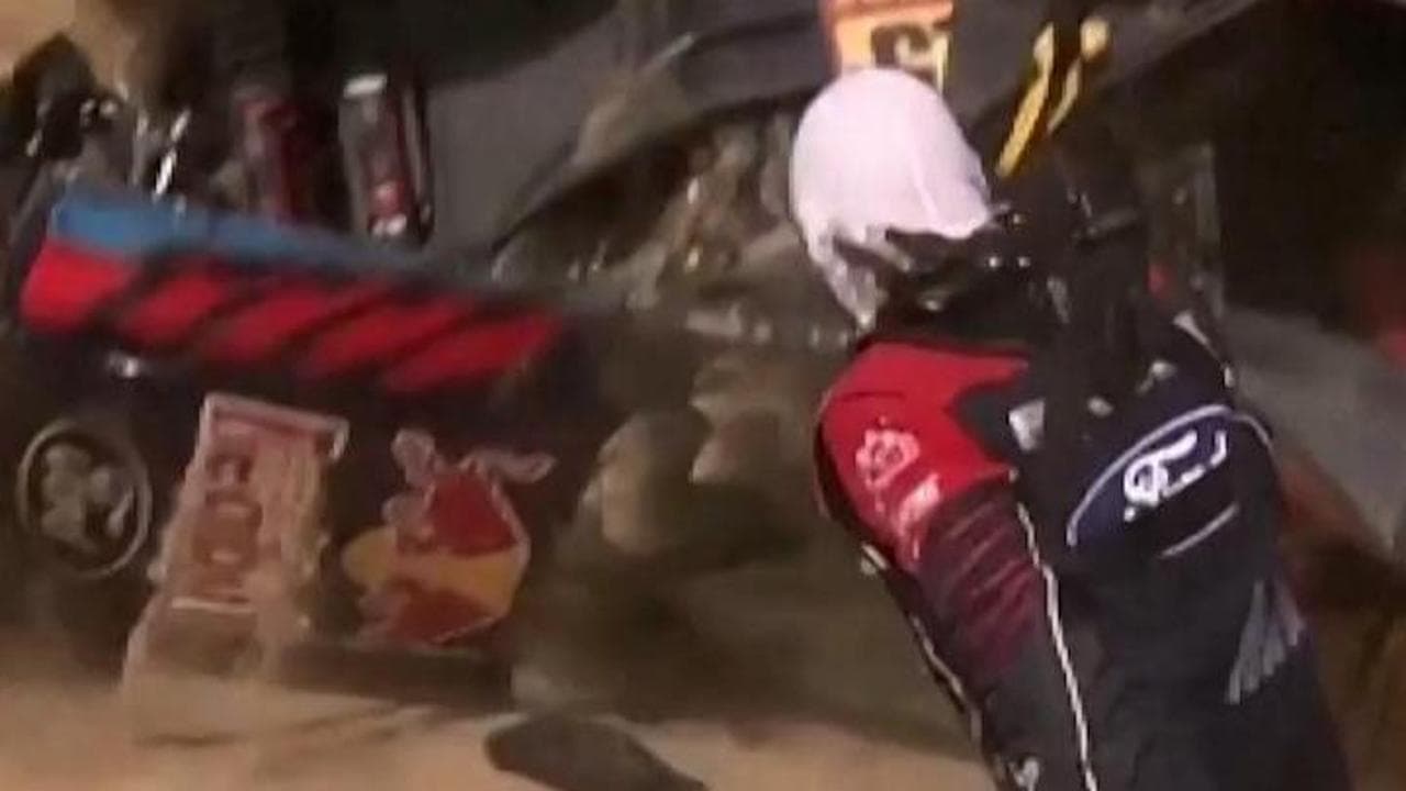 Rally Dakar, il padre di Carlos Sainz si ribalta tra le dune del deserto: il video