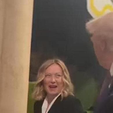 Giorgia Meloni mentre saluta Donald Trump a Mar-a-Lago