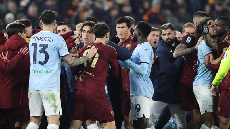 Scontro tra Hummels e Castellanos, il derby di Roma si chiude in rissa