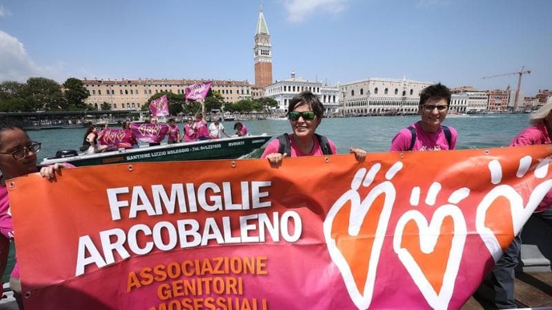 Il flash mob e corteo il 10 giugno 2024 a Venezia in Canal Grande delle mamme arcobaleno
