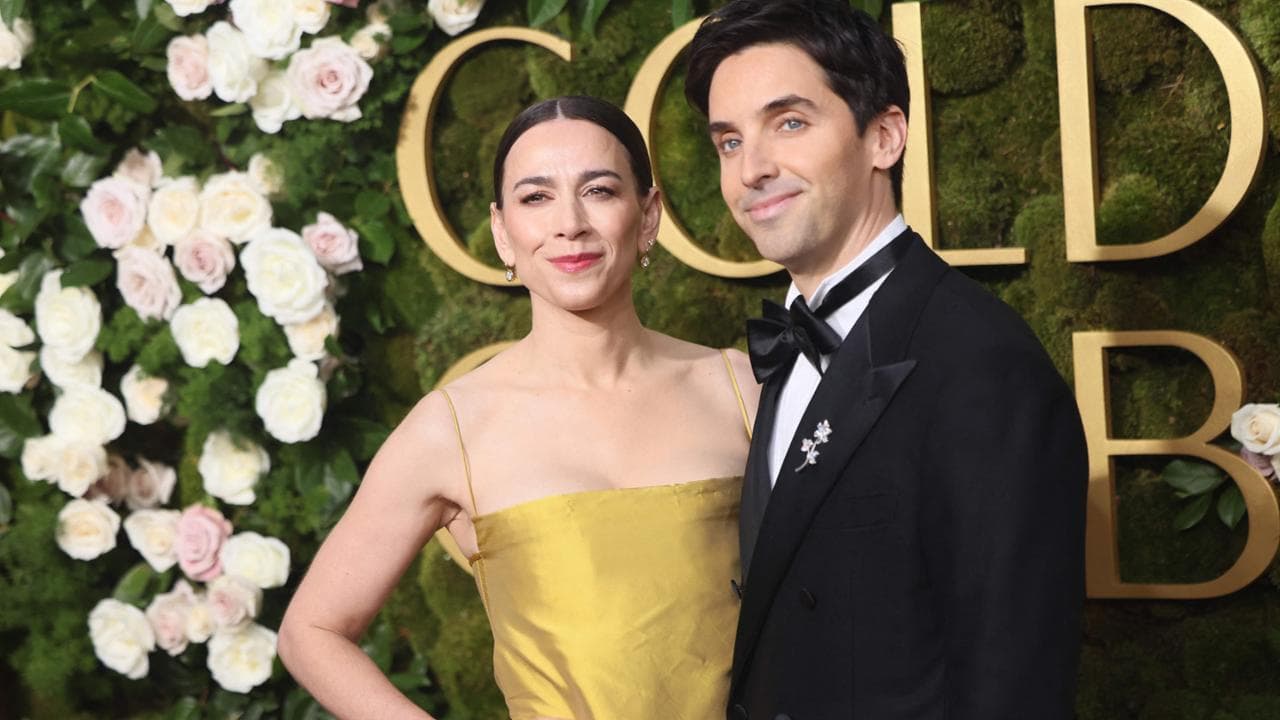 Gli showrunner Paul Downs e Lucia Aniello, autori della serie Hacks sul tappeto rosso