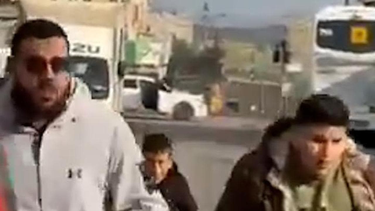 Spari contro bus in Cisgiordania, morti 3 israeliani: il momento dell'attacco