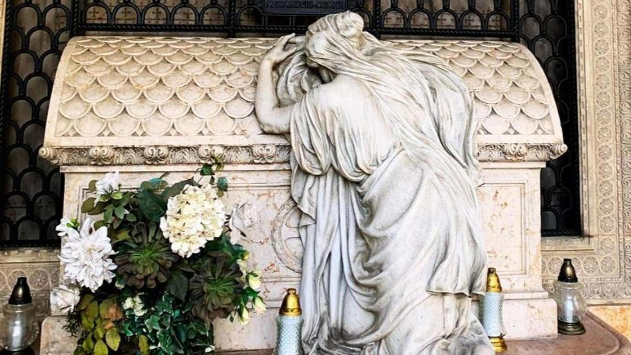 Udine, ölen akrabaları için mezarlığa gidiyorlar ama mezarları bulamıyorlar: mezardan çıkarılıp naklediliyorlar