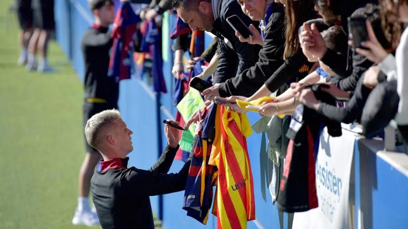 Dani Olmo firma autografi ai tifosi del Barcellona