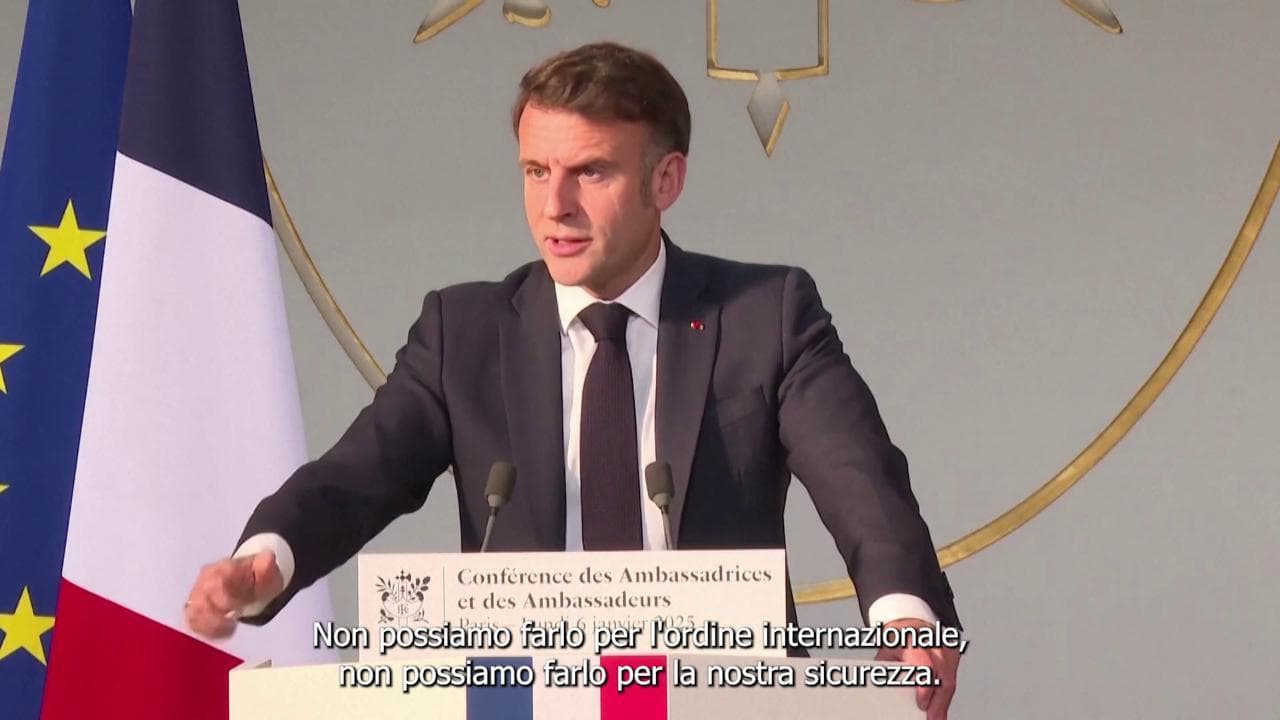 Ucraina, Macron: "Gli Usa devono convincere la Russia a venire al tavolo delle trattative"