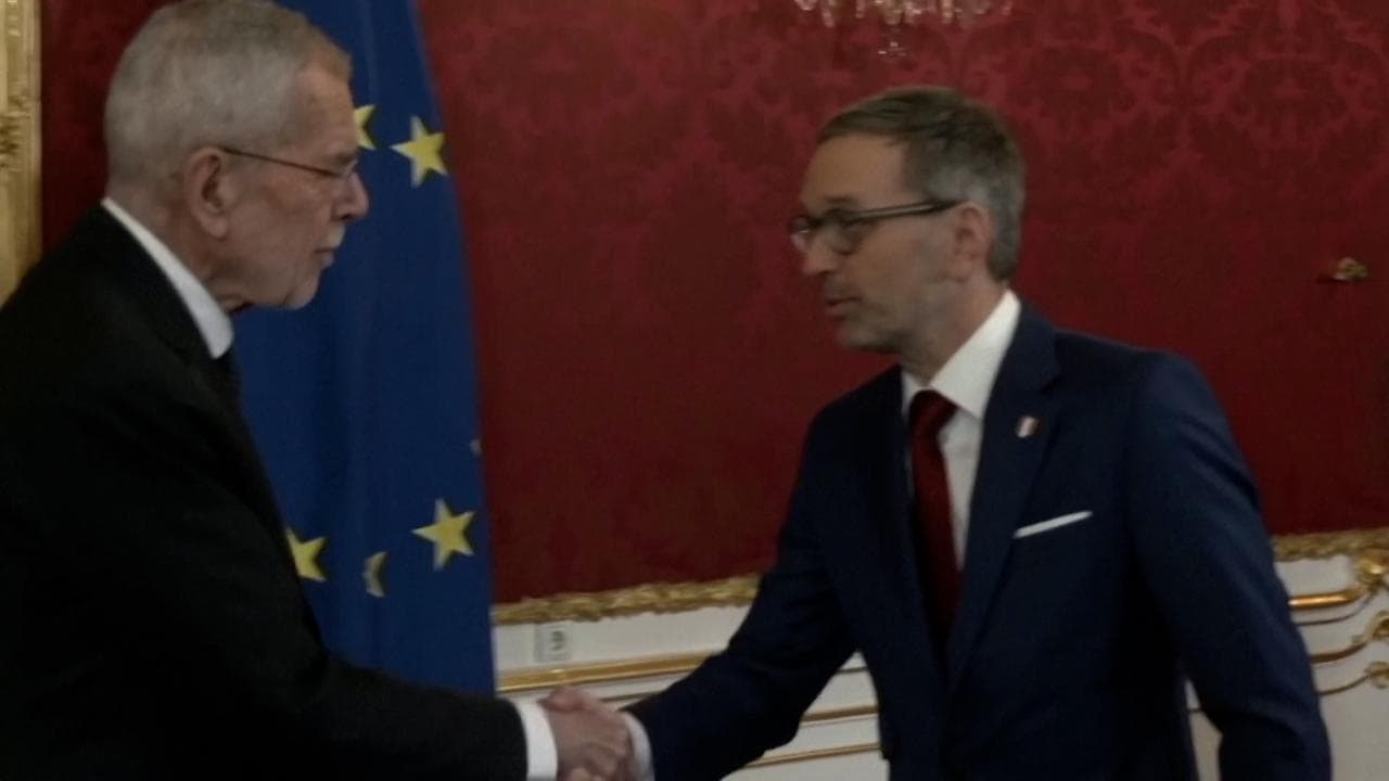 Austria, il presidente Van der Bellen incarica il leader di destra Kickl di formare un nuovo governo